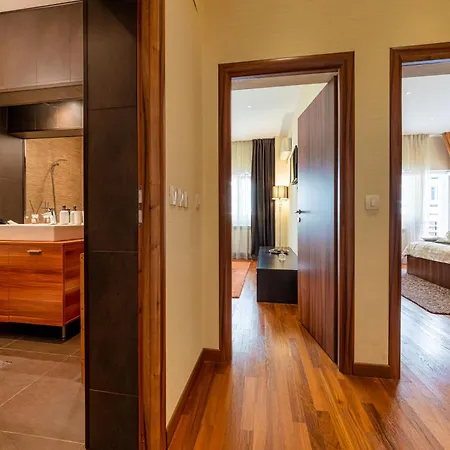 Victory's Charm - Old - By Uni88 Apartamento